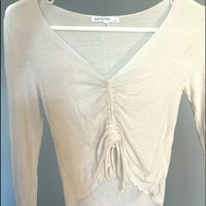 S cute white cropped top with a tie upfront